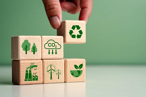 Bauklötze mit Symbolen aus der Nachhaltigkeit werden aufgestapelt