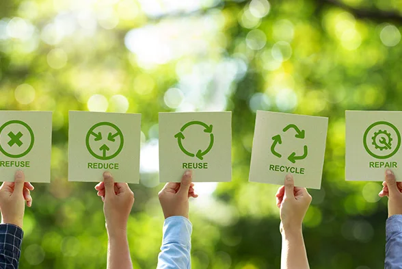 Hände halten Plakate mit Nachhaltigkeitssymbole hoch