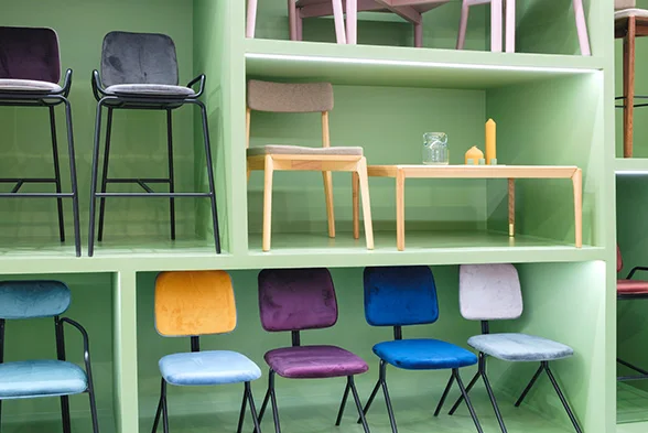 Stühle verschiedener Art stehen in Regalen zum Kauf