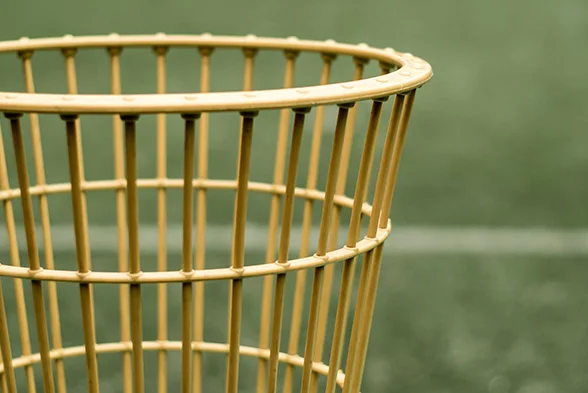 Bambus-Papierkorb vor grünem Hintergrund